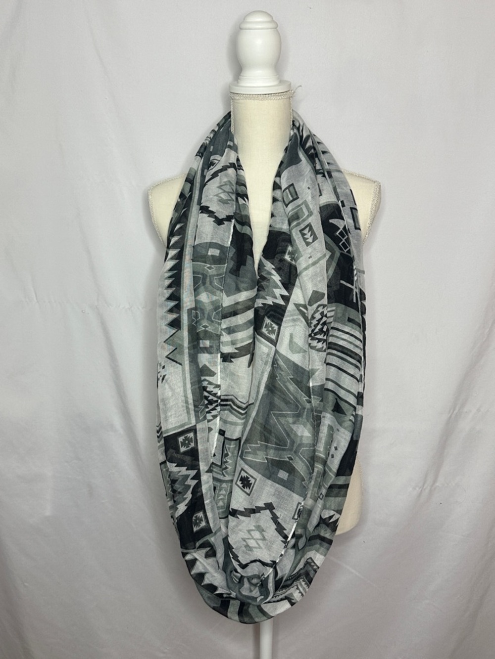 CHARLOTTE RUSSE | Y2K Black & Gray Geometric Infinity Scarf One Size